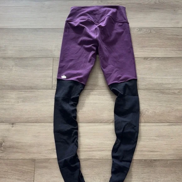 Alo Yoga Airbrush High-Waist Highlight Goddess Leggings in the Dark Plum & Black - Picture 2 of 7